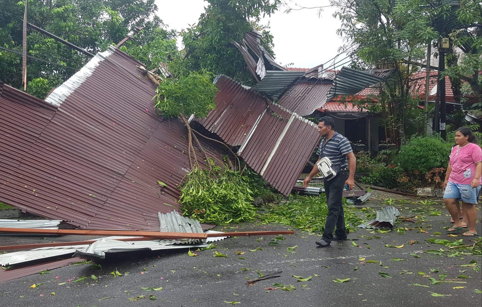 Angin Kencang Disertai  Hujan Deras Terjang Kota Medan