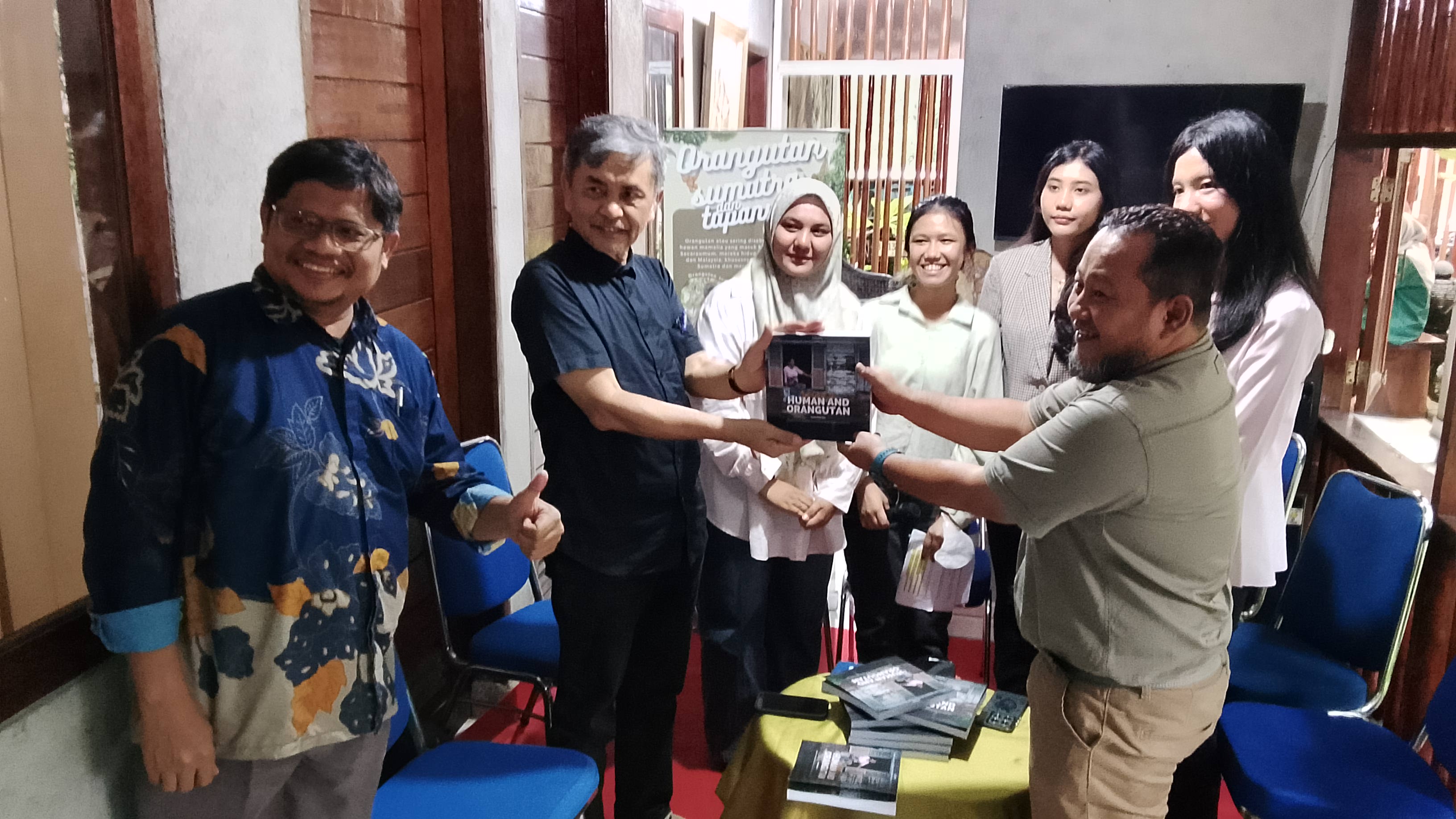 YOSL-OIC Luncurkan Buku The Land of Human and Orangutan Karya 5 Etnografi