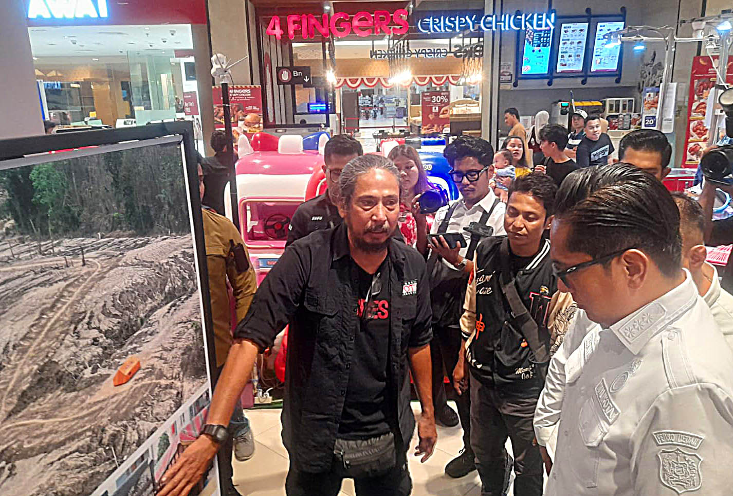 Prahara Pulau Emas Hadirkan Foto Bencana Sumatera