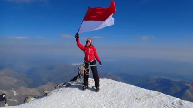 Putri Handayani, Perempuan Asal Sergai Sumut Taklukan Puluhan Puncak Gunung Dunia