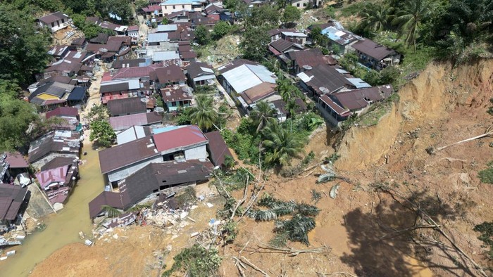 Banjir dan Longsor Tapteng Tewaskan 47 Orang, Akses Wilayah Terputus Total 